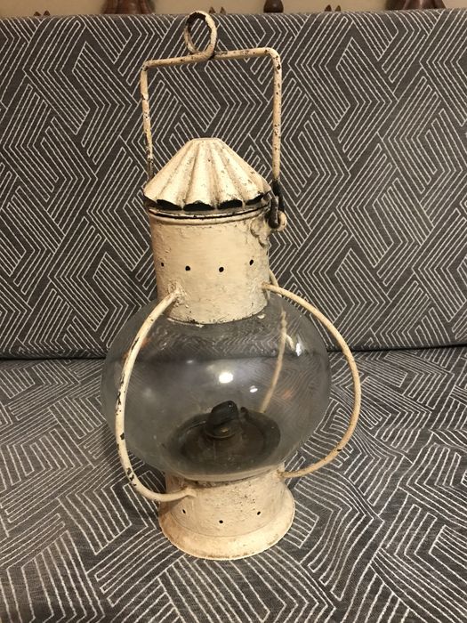 Lanterna antiga com globo