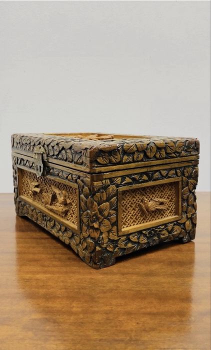 Baú/ guarda-jóias.