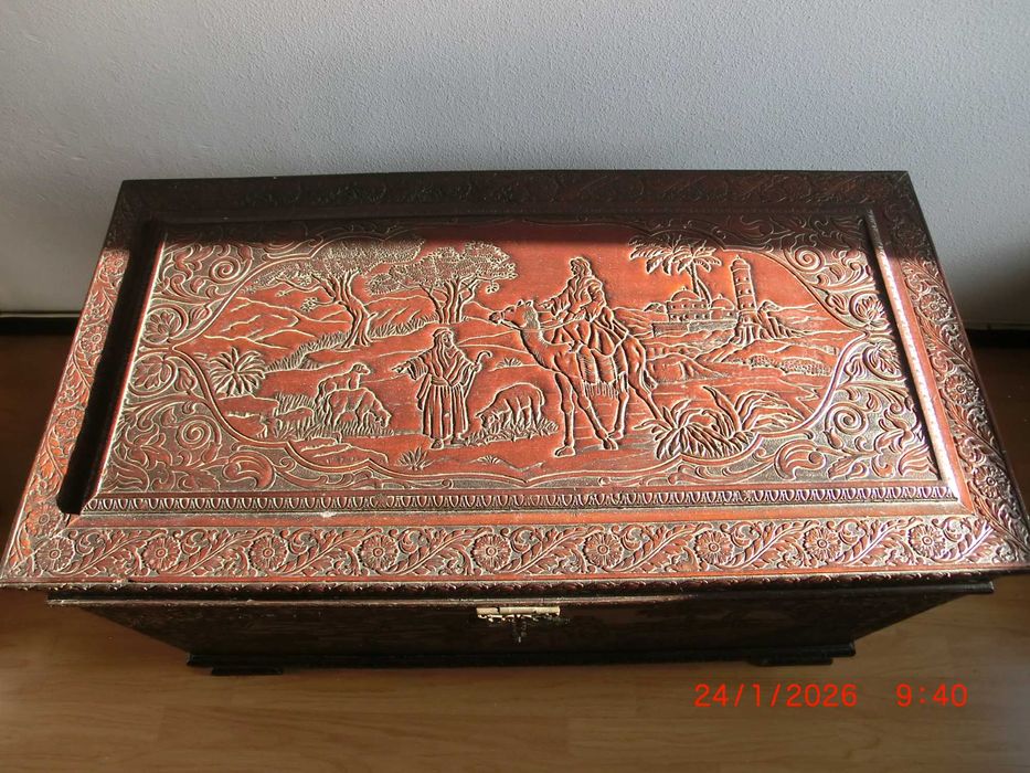 Arca em Madeira, maciça, como nova.