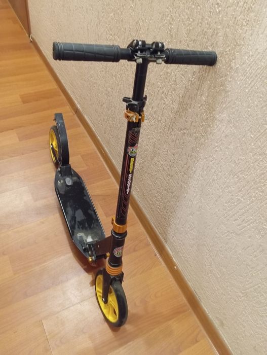 Самокат на вік 8-13 років