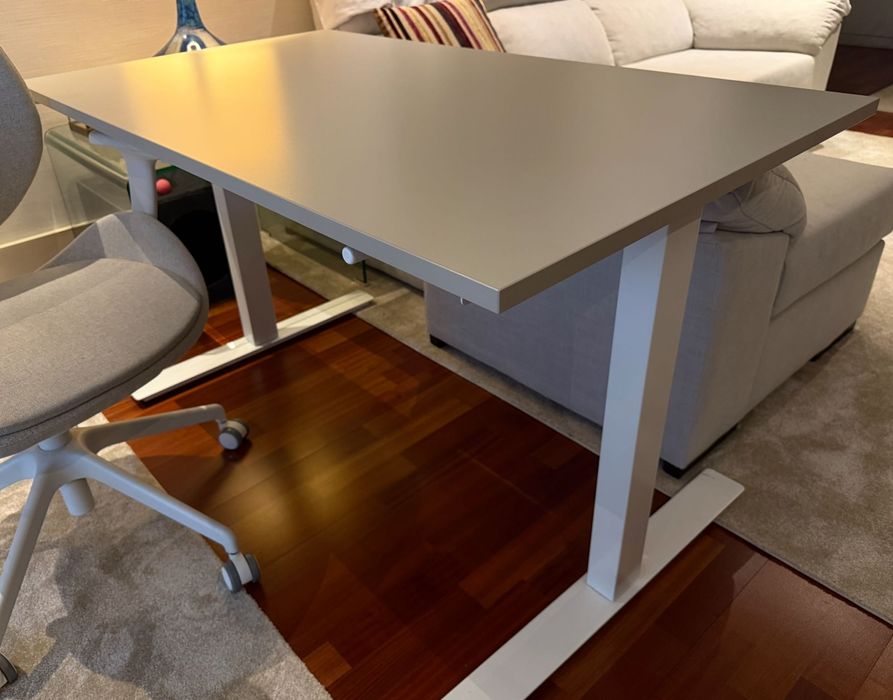 TROTTEN
Secretária IKEA TROTTEN sentado/em pé, bege/branco, 120x70 cm