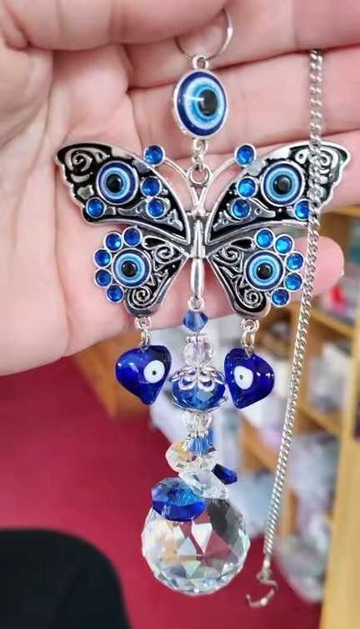 Łapacz słońca motyl z niebieskimi oczami.