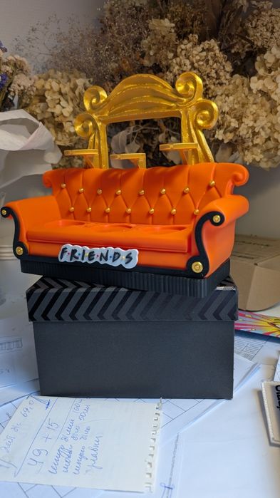 VIP диван для фігурок  "Friends" від McDonald's.