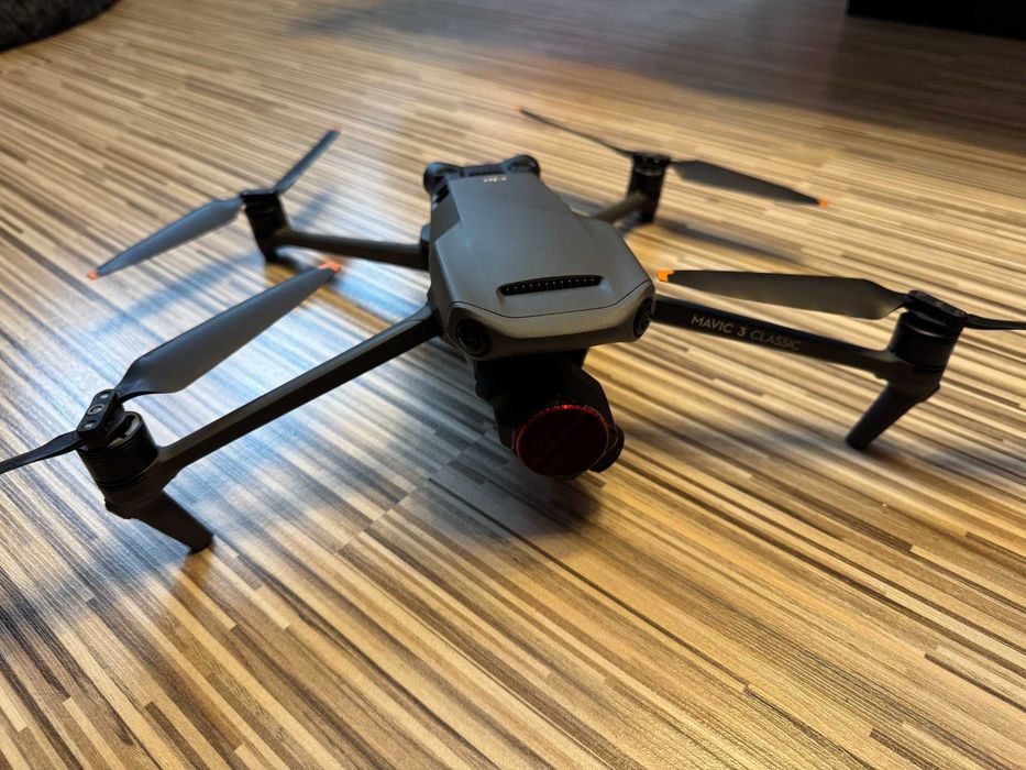 Dron DJI Mavic 3 Classic z akcesoriami.