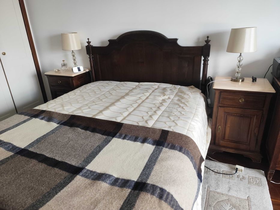 Mobília de Quarto em Castanho Maciço e Mármore