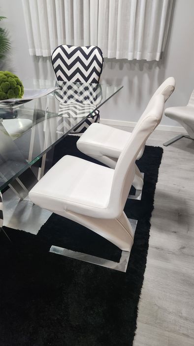 8 cadeiras de pele branca