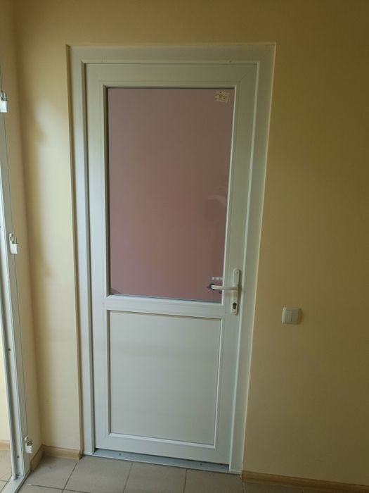 Дверь металлопластиковая