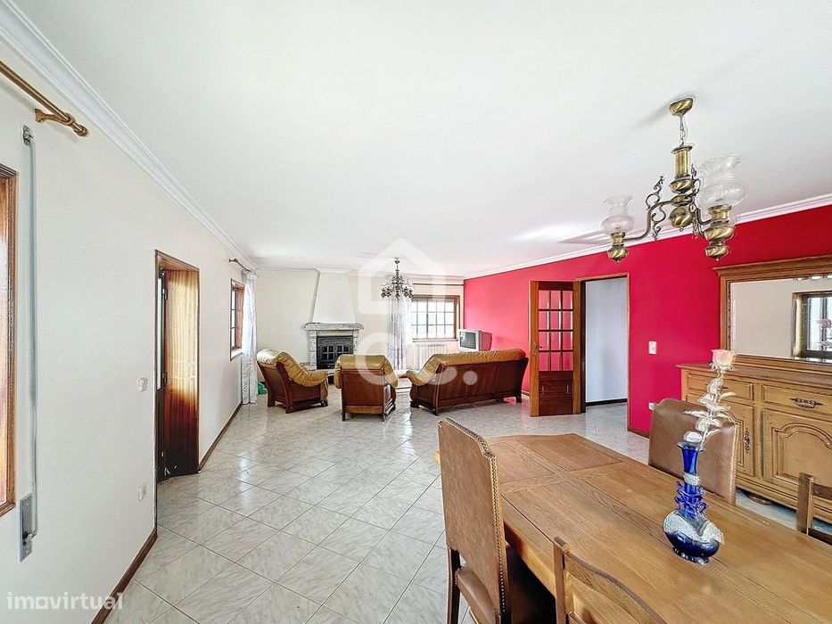 Moradia V3, a escassos minutos do centro da cidade, com espaço exterio