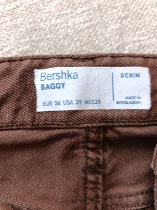 коричневі джинси від бренду Bershkaka, модель Baggy. 
OLX Ukraine
OLX