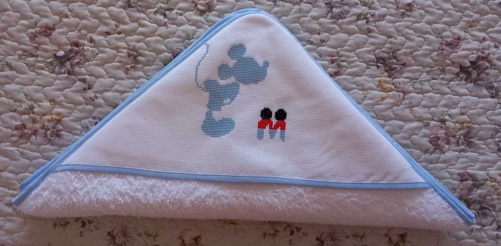 Toalha de banho infantil bordada em ponto cruz