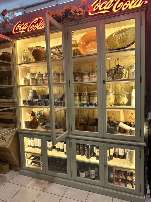 Armarios louceiros vintage! Iluminados e de varias cores…