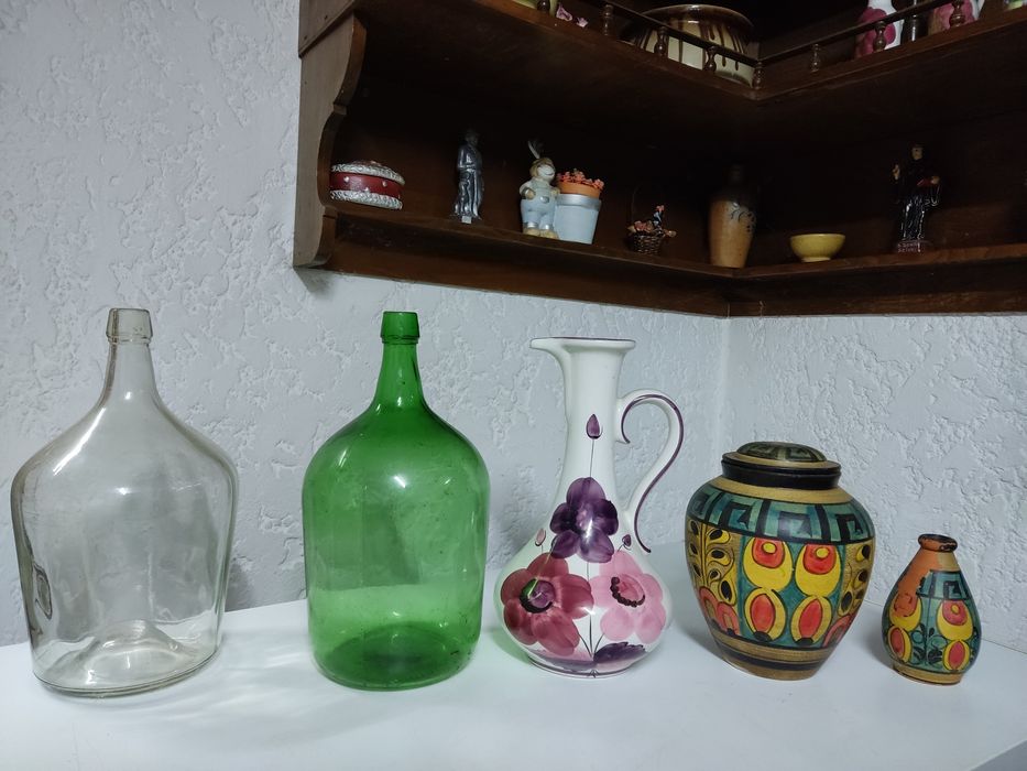 Peças decorativas em cerâmica e vidro