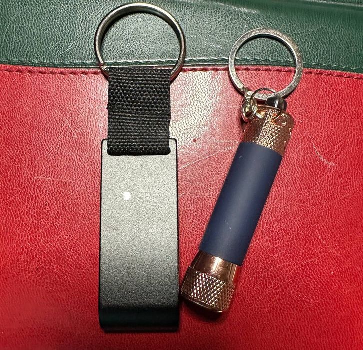 Брелок на ключі і фонарик