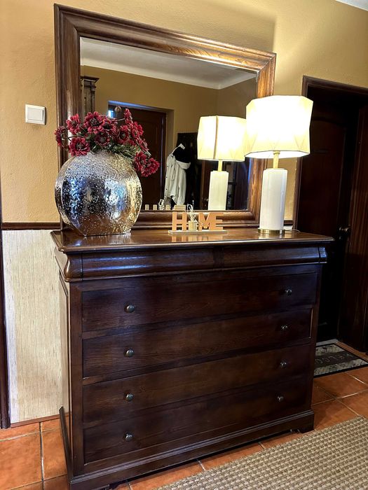 Aparador, com espelho. Excelente madeira.