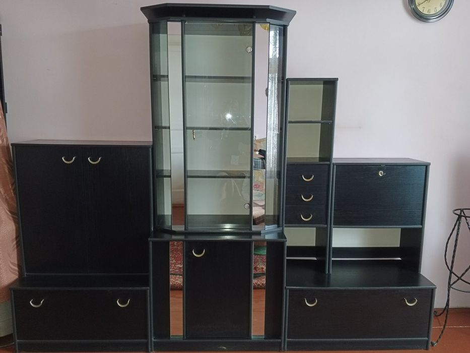 Стена горка чорного кольору