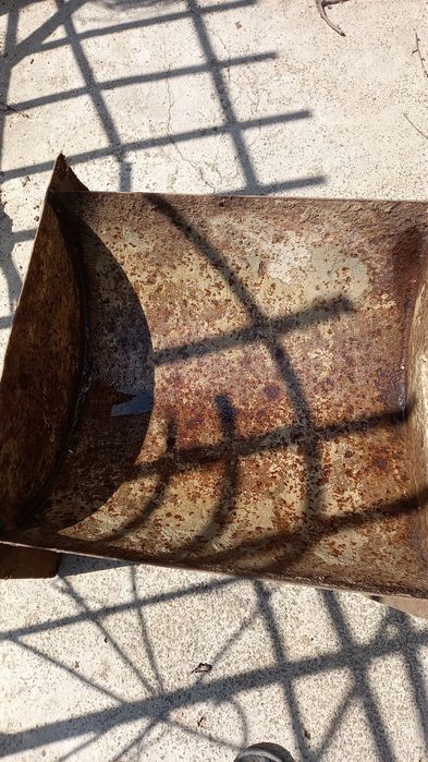 Жолобок  (кормушка) для відгодівлі  тварин.