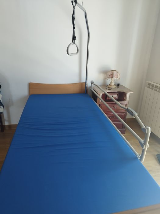 Cama articulada elétrica e elevatória com comando