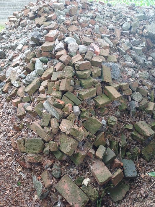 Kamienie, gruz ceglany