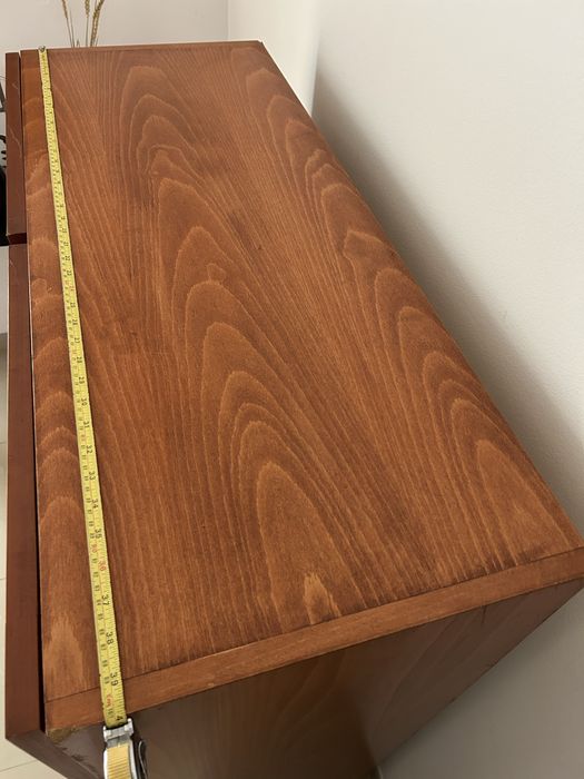 Movel com portas e prateleiras em Faia