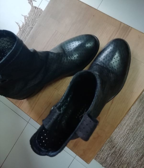Botins em pele pretos