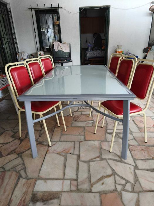 Mesa de casa de jantar com cadeiras