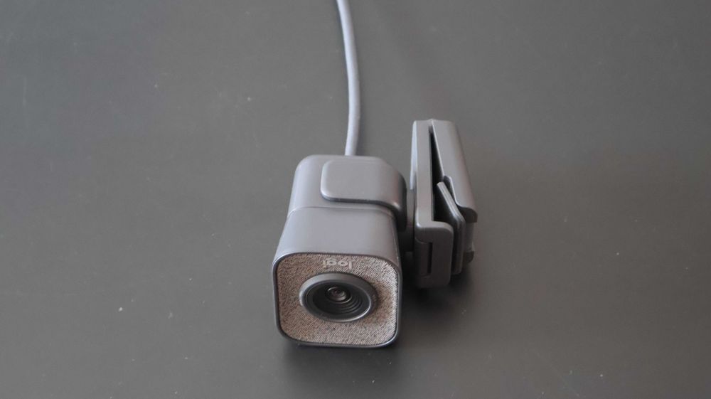 Webcam Logitech Full HD 1080p Preta + Colunas Creative Pebble 2.0