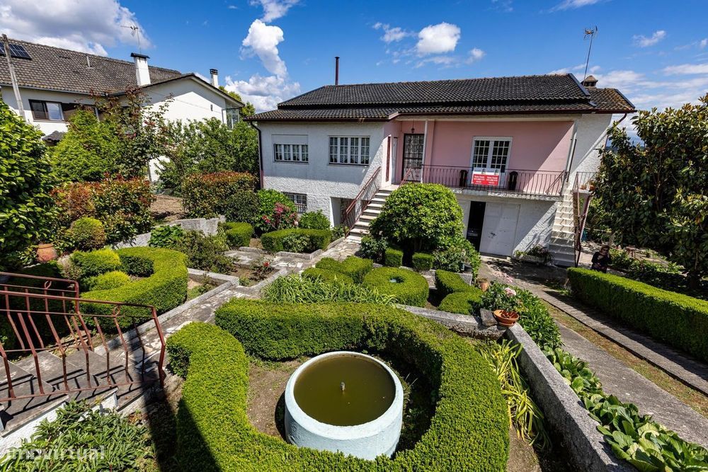 Excelente moradia bi-familiar T4 com jardim em Santa Comba Dão