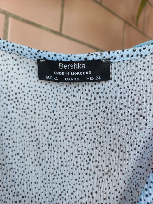 Top azul claro com pormenores pretos