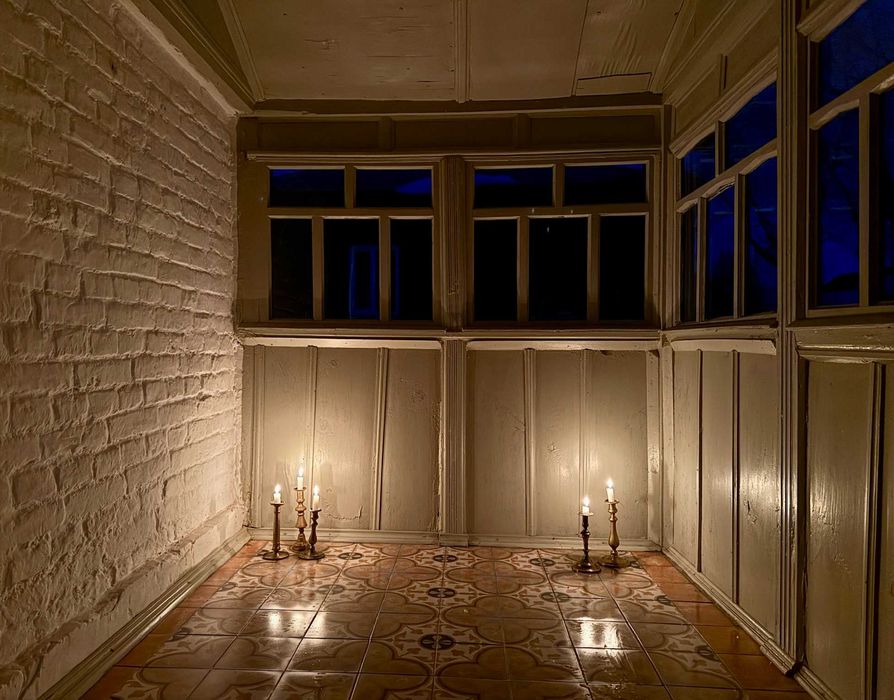 Історичний цегляний будинок біля Олеського замку (Львівська область)