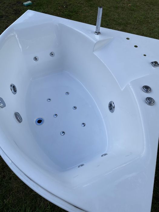 Wanna narożna z hydromasażem