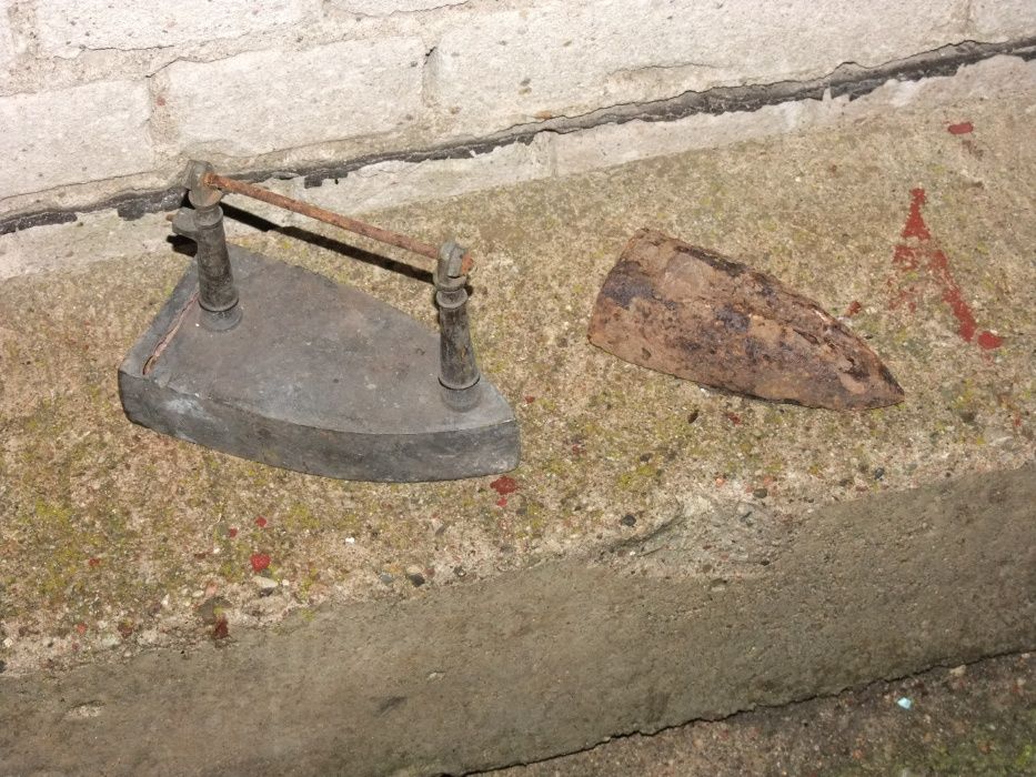 Stare mosiężne żelazko na duszę