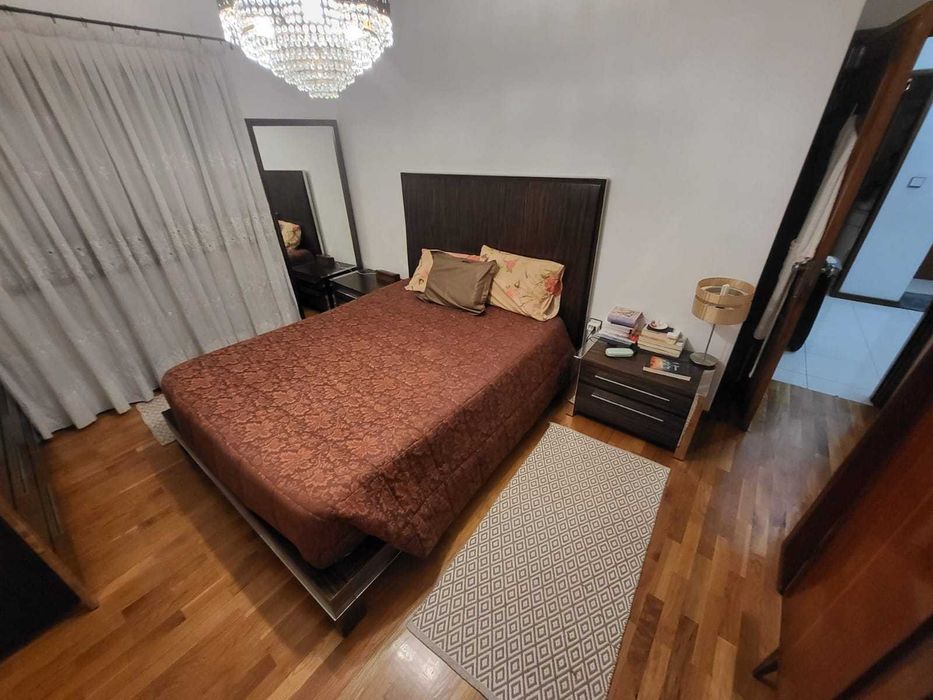 Cama de casal com mesinha de cabeceiras e comoda modernas