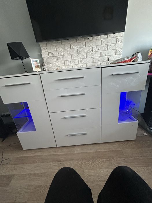 Sprzedam biala komode podswietlana z szufladami