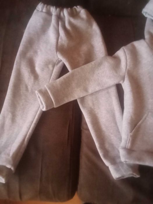 Куртка зимова, шапка,спортивний костюм на флісі. На 7-9 років