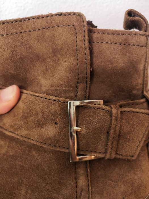 Botas castanhas com fivela dourada