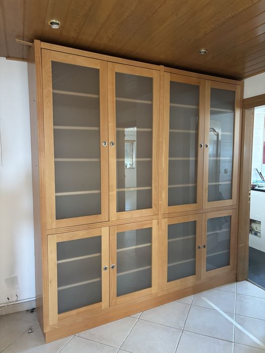 Movel de madeira com vidro fusco.