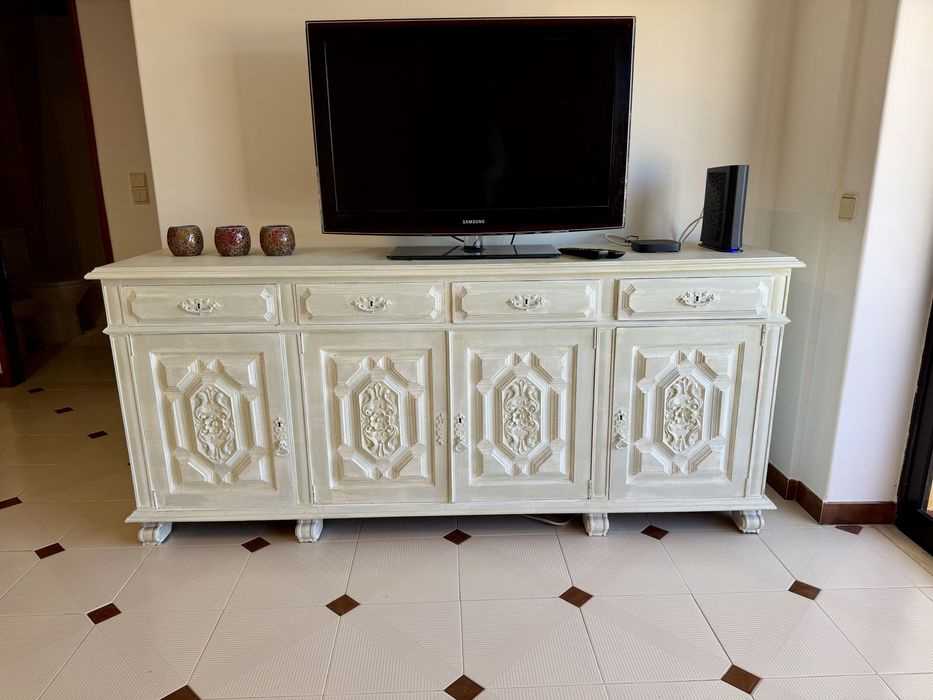 Moveis em mogno, cama de casal.