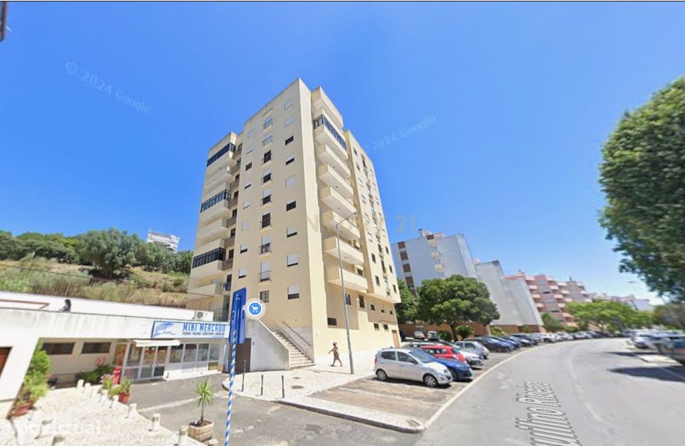 Apartamento Renovado T3 em Oeiras com Vista para a Cidade