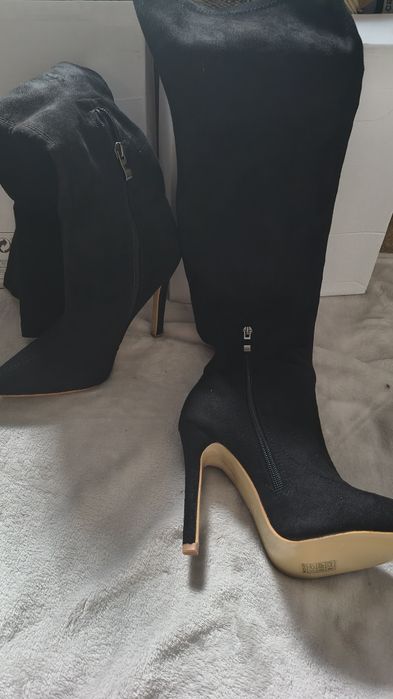 Eleganckie czarne kozaki na wysokim obcasie