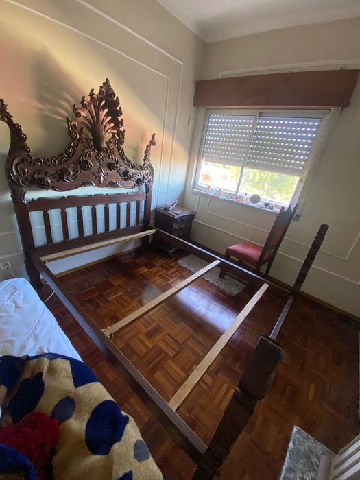 Cama vintage de madeira