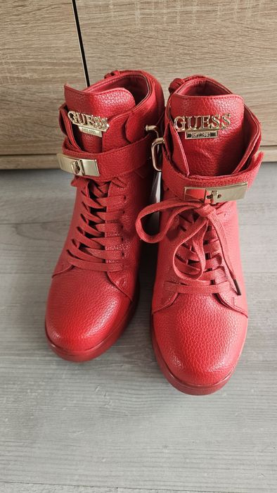 Czerwone sneakersy skórzane