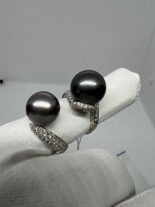 Золоті сережки з натуральними діамантами 3.56 карат та перлинами.