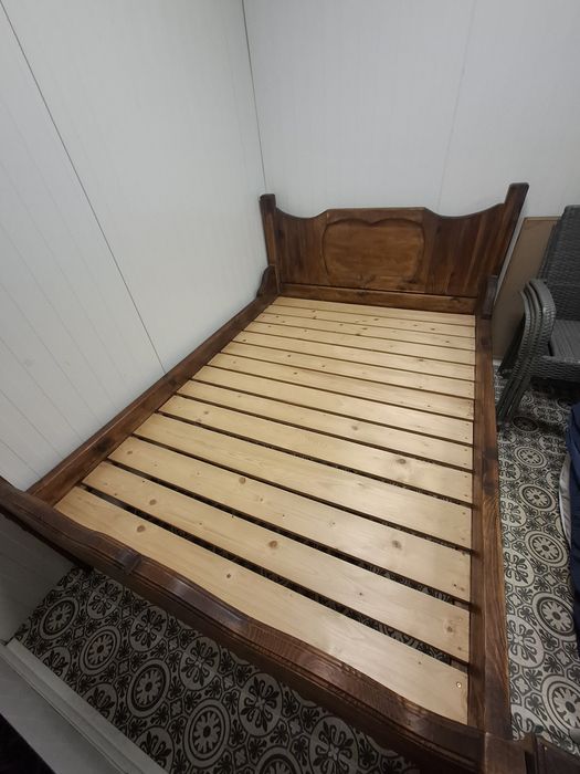 Łóżko sypialniane drewniane robione przez stolarza
