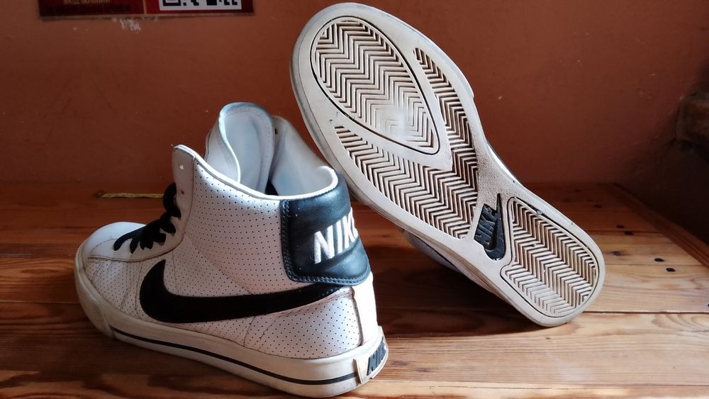 Кросівки NIKE кожзам 41р білі вживані