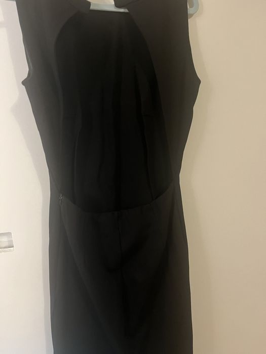 Sukienka odkryte plecy elegancka mala czarna