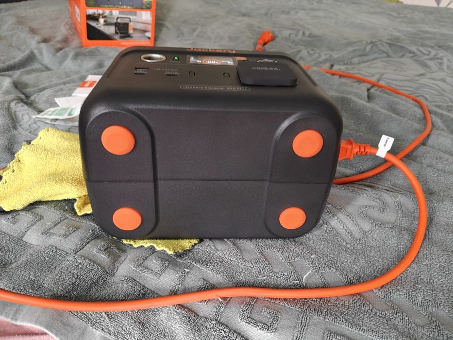 Продам зарядну станцію,Jackery Explorer  300 plus