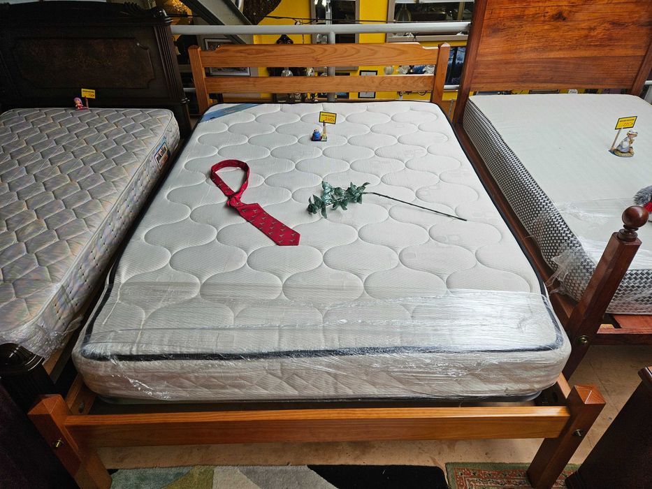 Cama em madeira maciça com estrado e colchão - Muit