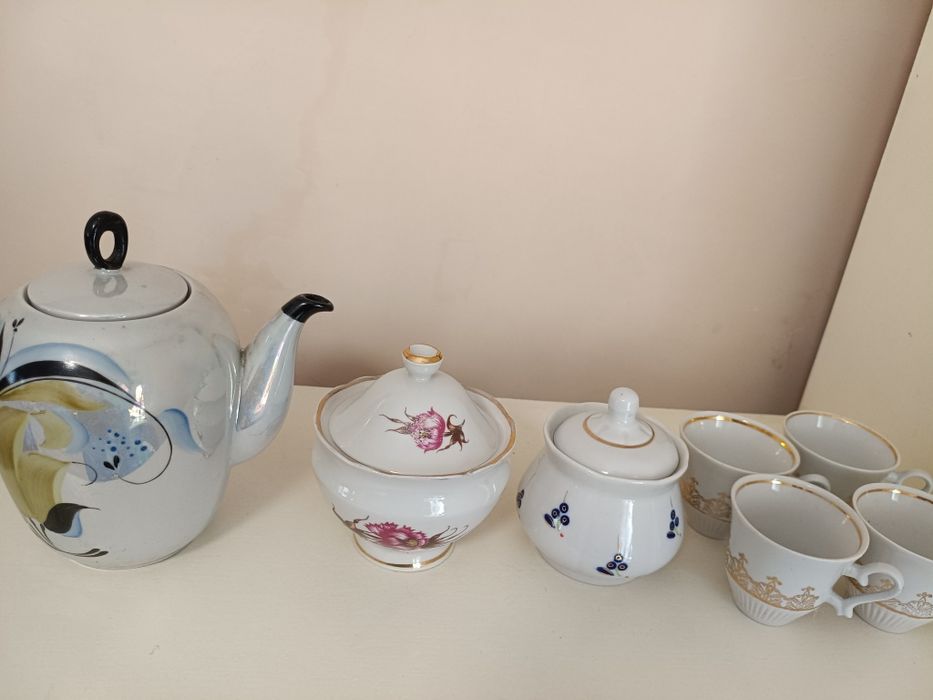 Залишки чайних сервізів.