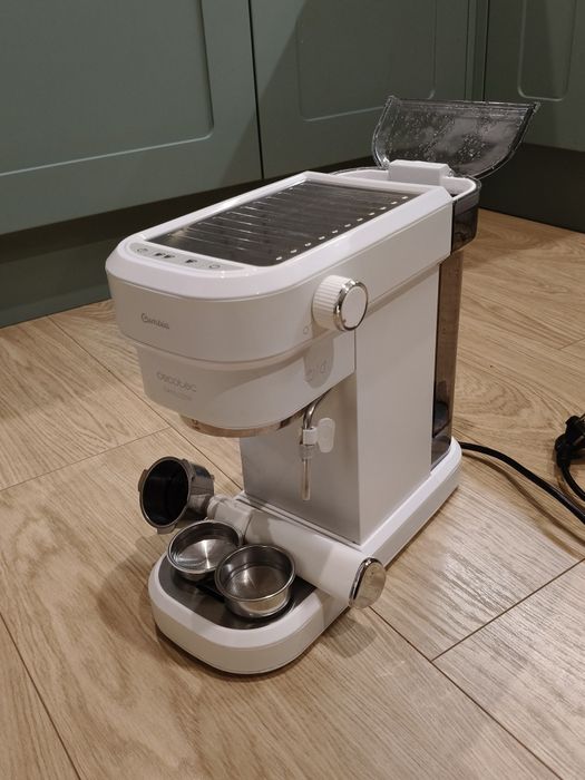 Ekpres kolbowy Cecotec Cafelizzia 790, biały