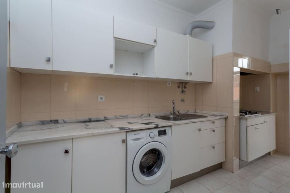 Apartamento com 5 quartos - localizado em Anjos Lisbon